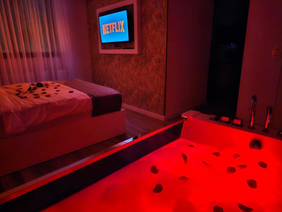 Colt De Rai Resita Bed & Breakfast Ngoại thất bức ảnh