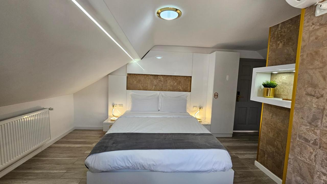 Colt De Rai Resita Bed & Breakfast Ngoại thất bức ảnh