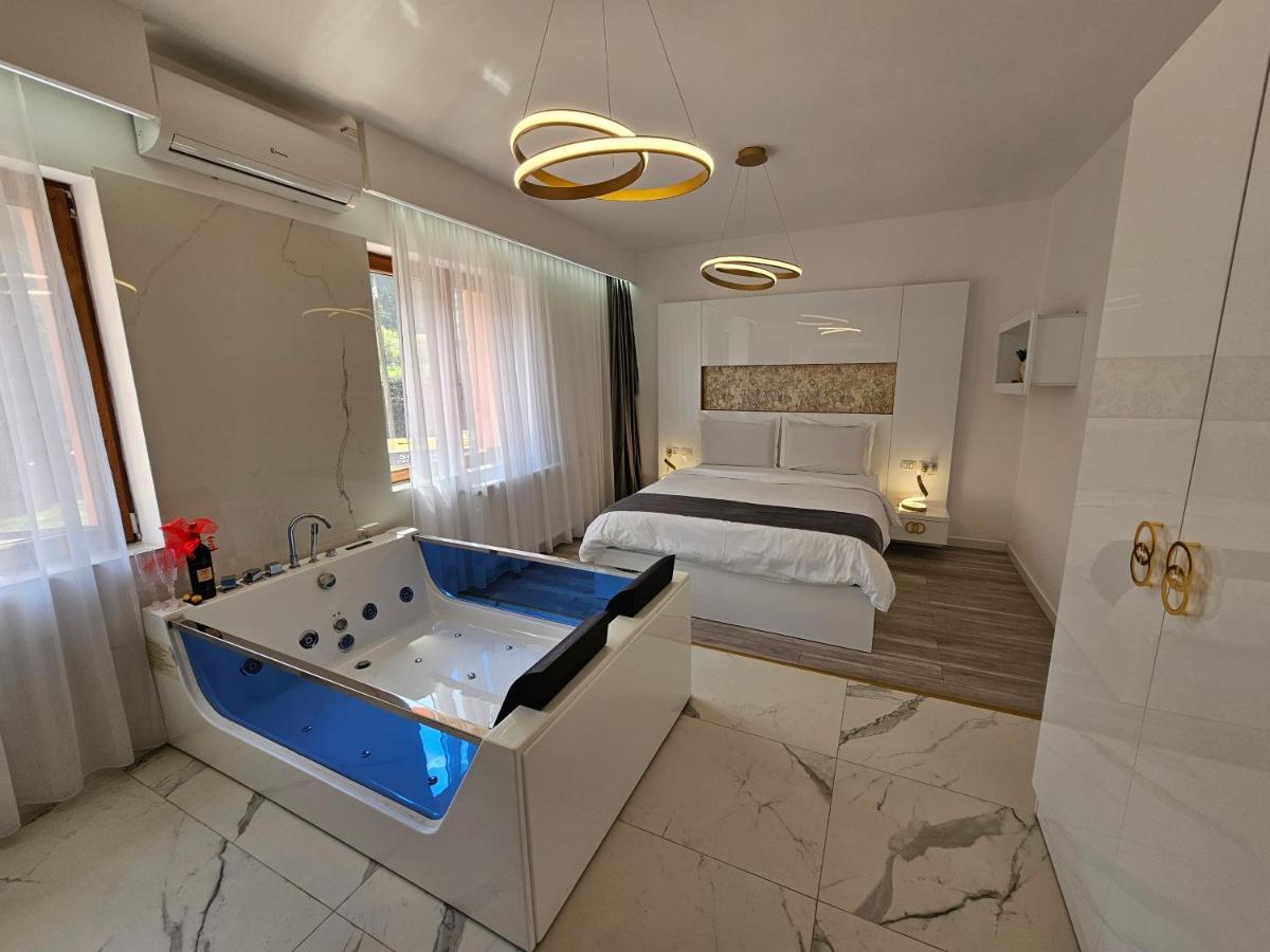 Colt De Rai Resita Bed & Breakfast Ngoại thất bức ảnh
