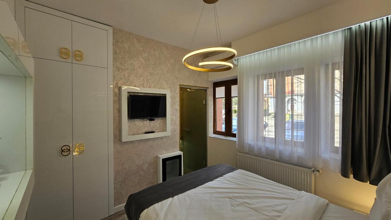 Colt De Rai Resita Bed & Breakfast Ngoại thất bức ảnh