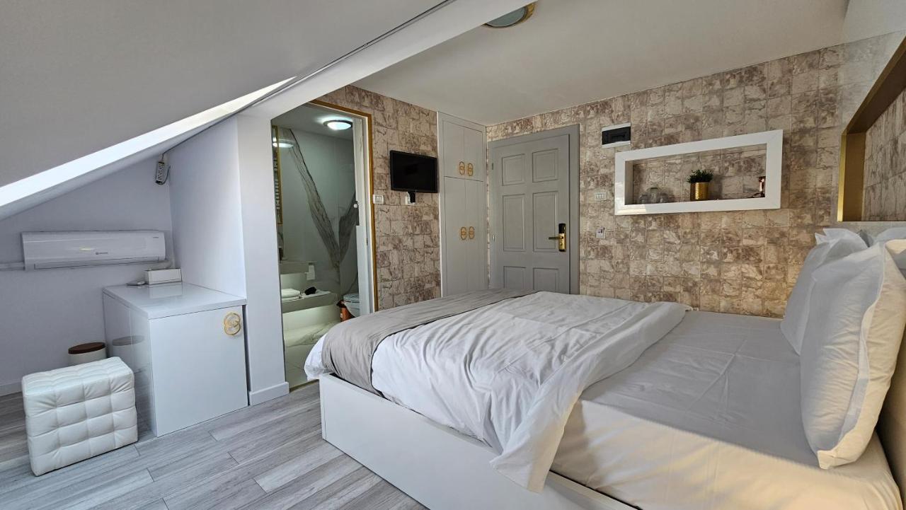 Colt De Rai Resita Bed & Breakfast Ngoại thất bức ảnh