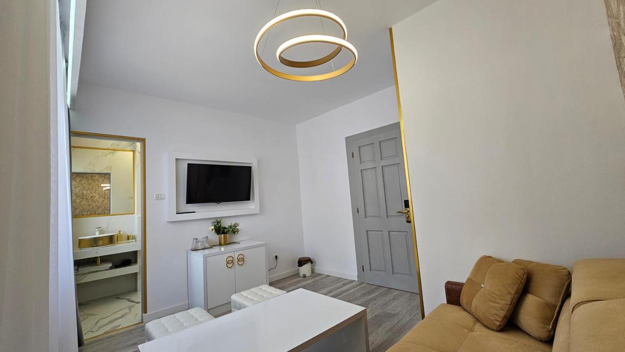 Colt De Rai Resita Bed & Breakfast Ngoại thất bức ảnh