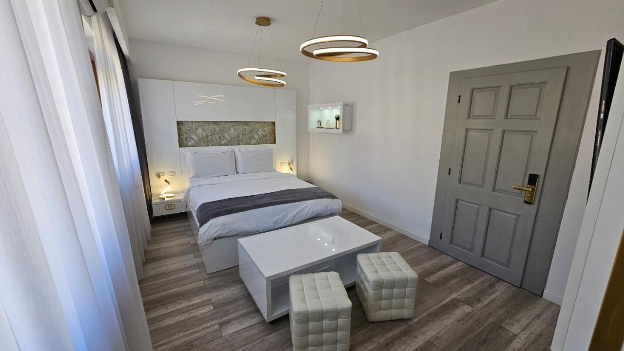 Colt De Rai Resita Bed & Breakfast Ngoại thất bức ảnh