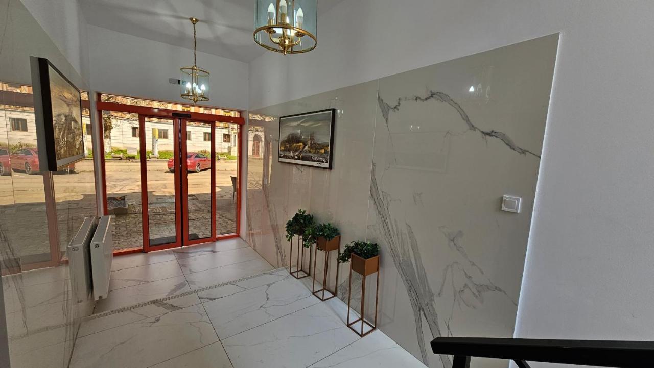 Colt De Rai Resita Bed & Breakfast Ngoại thất bức ảnh