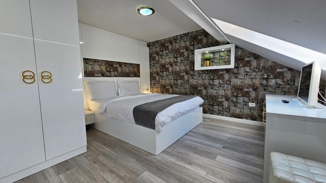 Colt De Rai Resita Bed & Breakfast Ngoại thất bức ảnh