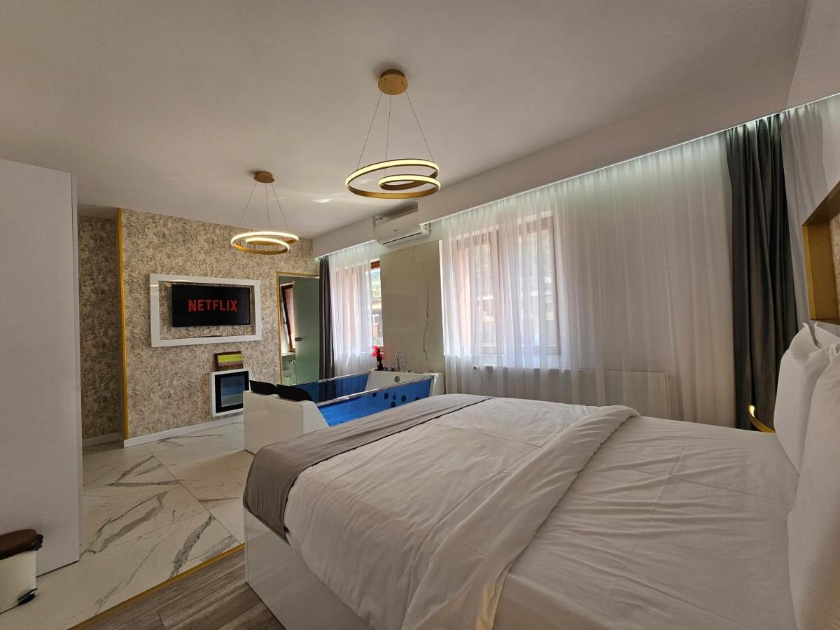 Colt De Rai Resita Bed & Breakfast Ngoại thất bức ảnh