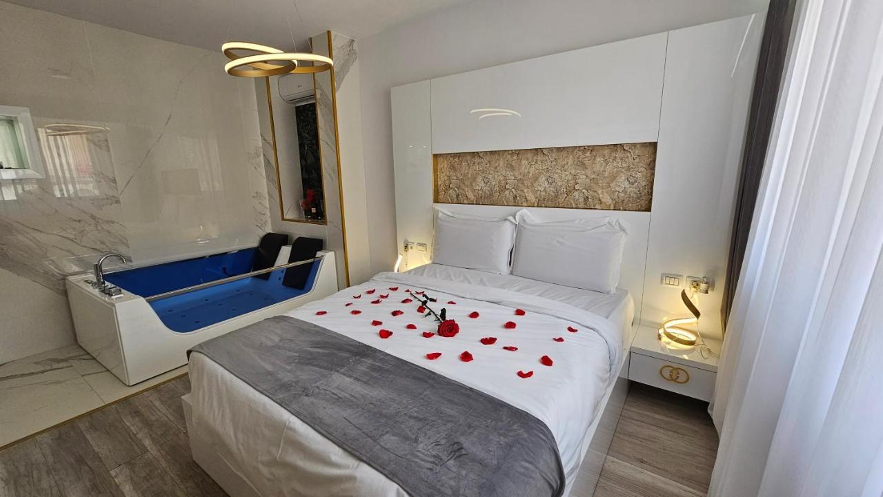 Colt De Rai Resita Bed & Breakfast Ngoại thất bức ảnh