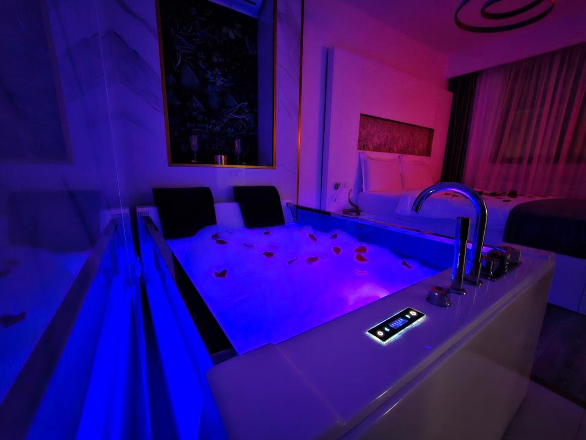 Colt De Rai Resita Bed & Breakfast Ngoại thất bức ảnh
